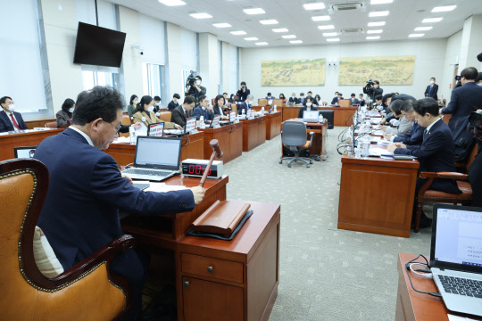 27일 국회에서 열린 교육위원회 제2차 전체회의에서 유기홍 위원장이 개회를 선언하고 있다. 연합뉴스.